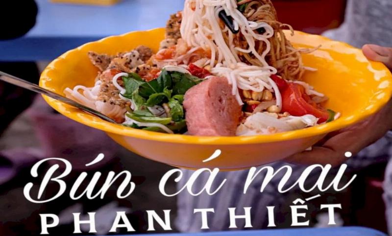 Tô bún chả cá Nha Trang đầy đặn với nước lèo trong, chả cá hấp, chả cá chiên và rau sống ăn kèm, thể hiện nét ẩm thực độc đáo của biển Nha Trang.